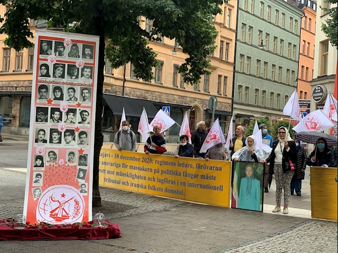 تظاهرات هواداران مجاهدین در سوئد همراه با تصاویری از شهیدان