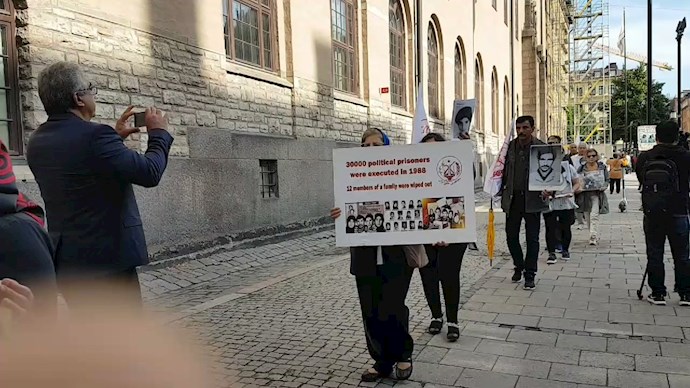 تظاهرات هواداران مجاهدین در دومین روز از محاکمه حمید نوری از دژخیمان قتل‌عام ۶۷ در استکهلم -۲۰مرداد۱۴۰۰ - 2