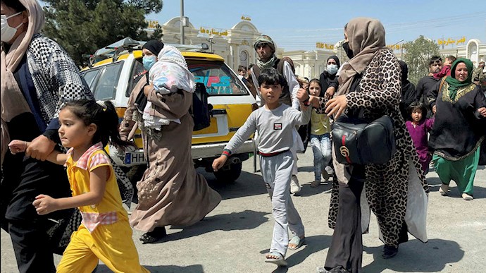 زنان و دختران افغانی که تلاش می‌کنند خود را به فرودگاه کابل برسانند
