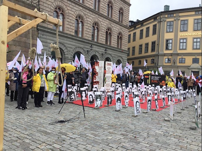 نمایشگاه گرامی‌داشت ۳۰۰۰۰گل‌سرخ سربه‌دار در سی و سومین سالگرد قتل‌عام ۶۷ - استکهلم مقابل پارلمان سوئد - 4