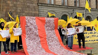 تظاهرات در استکهلم مقابل پارلمان سوئد در گرامی‌داشت ۳۰ هزار گل‌سرخ سر به‌دار