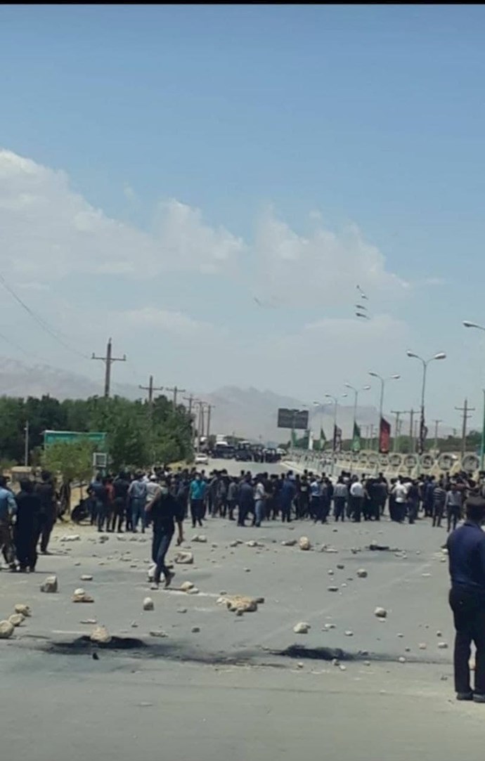 -جونقان (استان چهارمحال و بختیاری): رویارویی مردم با هجوم مزدوران «یگان ویژه» در خیابان ها