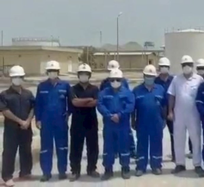 -تجمع اعتراضی کارکنان رسمی شرکت نفت فلات قاره در منطقه عملیاتی قشم