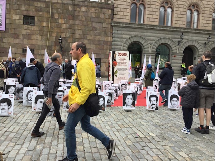 نمایشگاه گرامی‌داشت ۳۰۰۰۰گل‌سرخ سربه‌دار در سی و سومین سالگرد قتل‌عام ۶۷ - استکهلم مقابل پارلمان سوئد - 2