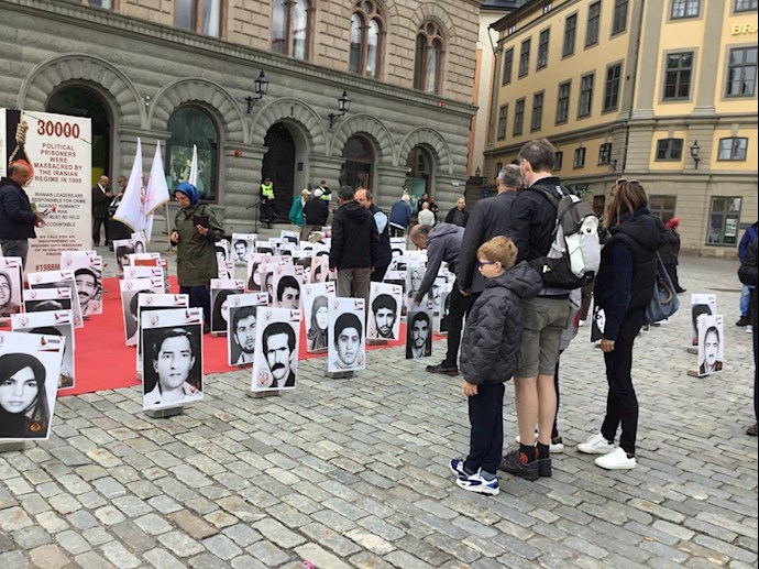 نمایشگاه گرامی‌داشت ۳۰۰۰۰گل‌سرخ سربه‌دار در سی و سومین سالگرد قتل‌عام ۶۷ - استکهلم مقابل پارلمان سوئد - 0