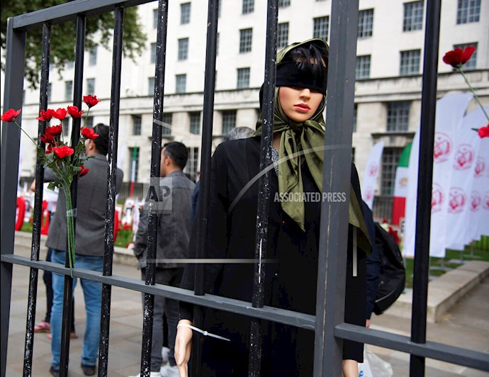 آسوشیتدپرس: انعکاس تصویری از تظاهرات ایرانیان آزاده در لندن در اعتراض به قتل‌عام ۶۷ در مقابل پارلمان انگلستان - 1