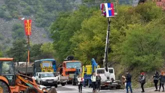 صربها در اعتراض به محدودیت پلاک، جاده را مسدود کردند - عکس از رویترز