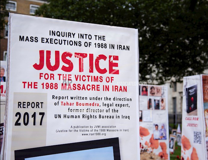آسوشیتدپرس: انعکاس تصویری از تظاهرات ایرانیان آزاده در لندن در اعتراض به قتل‌عام ۶۷ در مقابل پارلمان انگلستان - 10