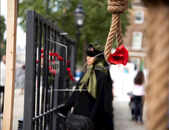 آسوشیتدپرس: انعکاس تصویری از تظاهرات ایرانیان آزاده در لندن در اعتراض به قتل‌عام ۶۷ در مقابل پارلمان انگلستان - 6