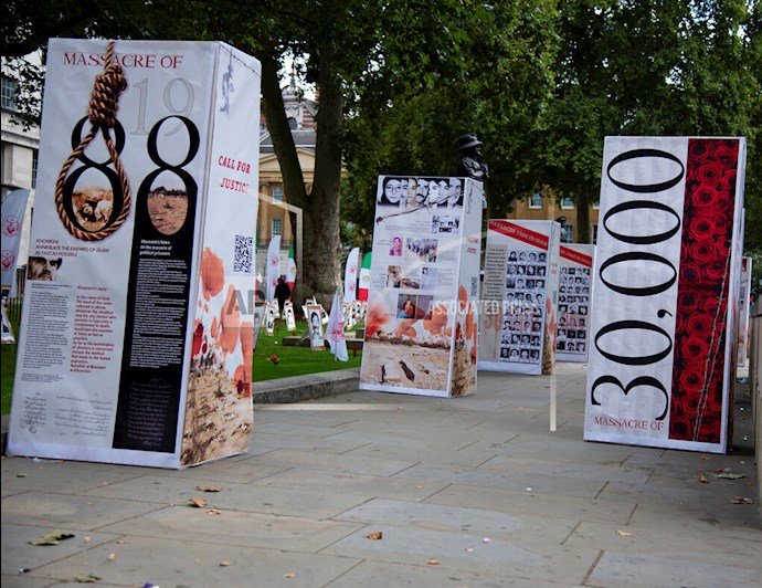 آسوشیتدپرس: انعکاس تصویری از تظاهرات ایرانیان آزاده در لندن در اعتراض به قتل‌عام ۶۷ در مقابل پارلمان انگلستان - 9