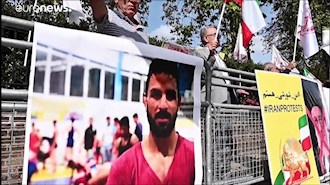 تصویری از نوید افکاری در تظاهرات ایرانیان آزاده در خارج از کشور