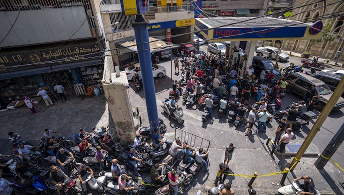 رانندگان موتورسیکلت منتظر دریافت سوخت در یک پمپ بنزین در بیروت 