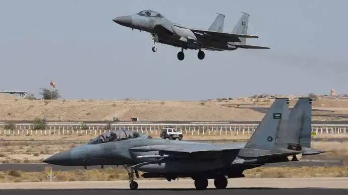 یکی از هواپیمای عربستان در حال فرود آمدن در پایگاه نظامی خمیس مشیط، در۸۸۰ کیلومتری ریاض