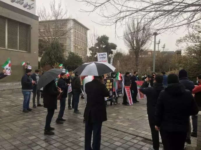 تجمع اعتراضی سهامداران در مقابل سازمان برنامه و بودجه در تهران - 0