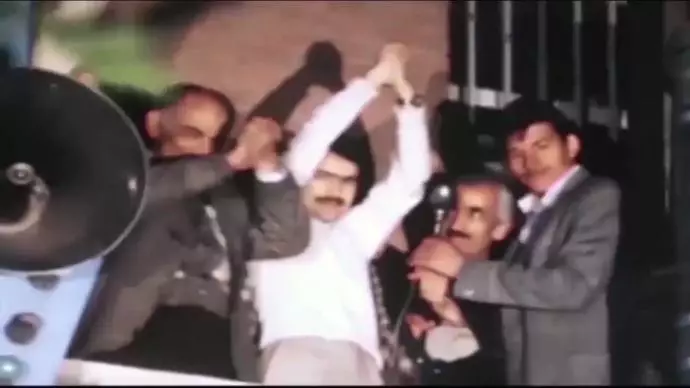 مجاهد شهید عطاء‌الله حاج محمودیان نفر اول از راست در شب آزادی آخرین دسته از زندانیان سیاسی در کنار برادر مجاهد مسعود رجوی