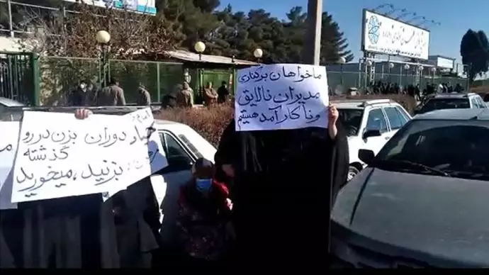 تجمع اعتراضی کارکنان کاشی اصفهان - دوران بزن و دررو گذشته، بزنید، می‌خورید
