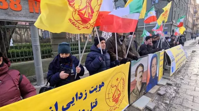 -تظاهرات ایرانیان آزاده و بستگان شهیدان سربه‌دار در مقابل دادگاه - 2