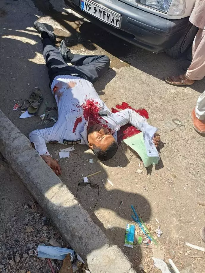 -سراوان -۲۵ مهر-کارشناس تعویض پلاک شهرستان سراوان در پی تیراندازی دو نفر با لباس بسیجی در مقابل این اداره کشته شد. 