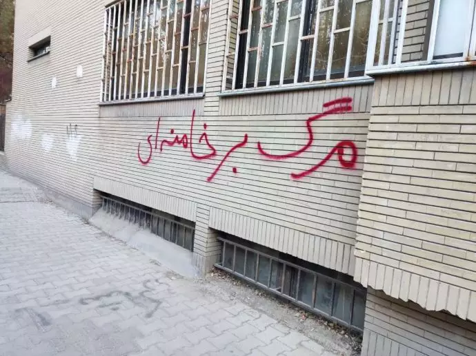 -مشهد - شعارنویسی گسترده جوانان در منطقه قاسم آباد مشهد با شعار مرگ بر خامنه‌ای -۷ آبان 