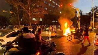 تهران - آتش زدن موتور نیروهای سرکوبگر یگان ویژه توسط مردم و جوانان