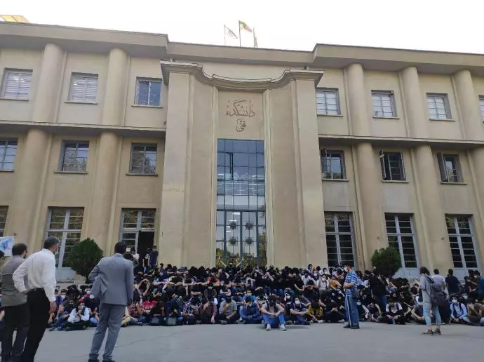 -تصویری از تحصن امروز دانشجویان پردیس فنی دانشگاه تهران - ۱۶مهر