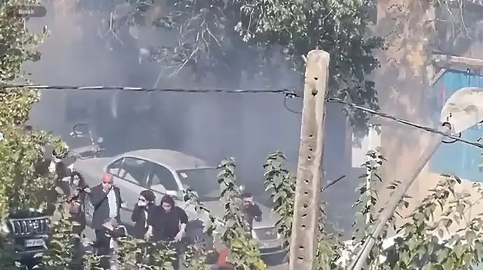 تهران - شلیک گار اشک آور به تجمع وکلا  توسط وحوش خامنه ای 
