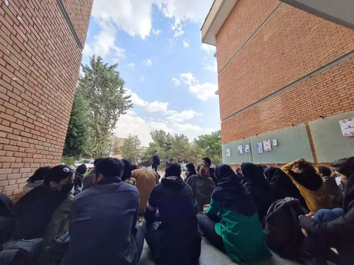 تهران - تحصن دانشجویان دانشکده ادبیات دانشگاه ملی در اعتراض به سرکوب گسترده دانشجویان -۹آبان