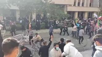 تهران - دانشگاه تهران شمال درگیری بسیجی‌ها و پاسداران با دانشجویان ۸آبا