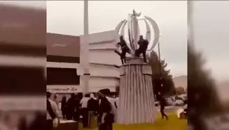 پایین کشیدن نماد رژیم در مهاباد