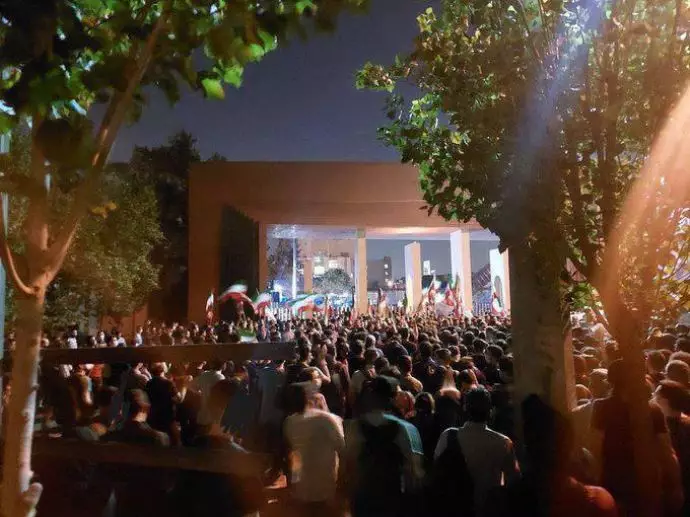 -تهران - تصویری از تجمع گسترده دانشجویان دانشگاه شریف - ۱۰مهر