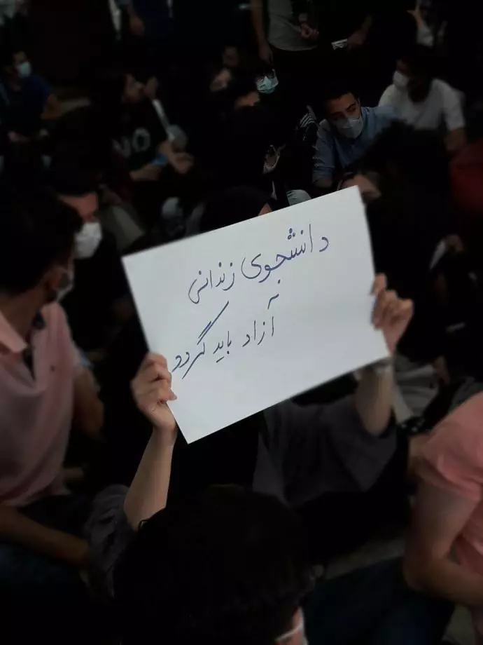 -تهران - اعتصاب و تحصن دانشجویان دانشگاه ملی همزمان با سی و سومین روز از قیام سراسری - ۲۶مهر