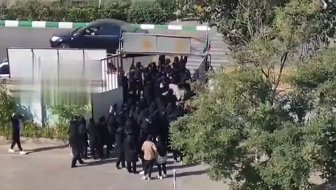 دانش‌آموزان سقز با سردادن شعار مرگ بر دیکتاتور به خیابان آمدند -۱۶مهرماه