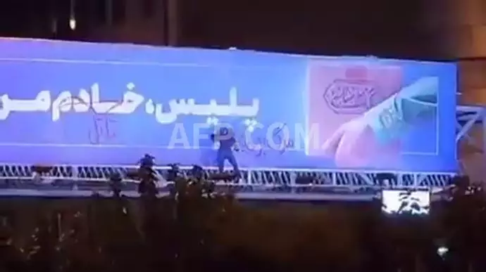  تخریب بیلبورد رژیم با شعار «قاتل» و «مرگ بر خامنه‌ای»