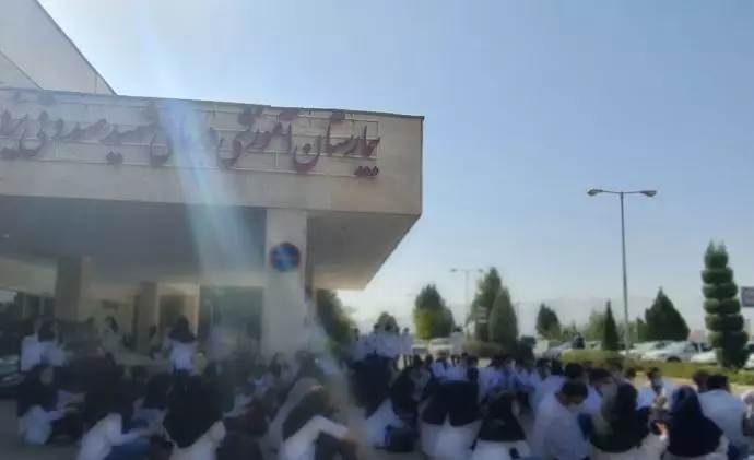 -یزد - اعتصاب و تحصن دانشجویان و اینترن ها مقابل بیمارستان موسوم به صدوقی - ۱۱مهر