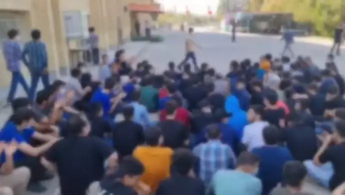 تجمع دانش آموزان در یکی از مدارس اصفهان
