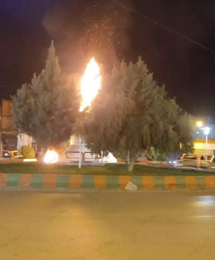 -مجسمه بسیج توسط جوانان آبادانان در استان ایلام به آتش کشیده شد