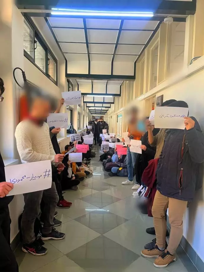 تهران - تحصن دانشجویان دانشگاه علوم توانبخشی و سلامت اجتماعی در اعتراض به بازداشت ۹ نفر از دانشجویان این دانشگاه-۲۹آبان