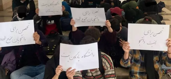 تهران - تحصن دانشجویان دانشکده علوم اجتماعی دانشگاه تهران در اعتراض به پرونده‌سازی، ممنوع‌الورودی و بازداشت دانشجویان-۱۵آبان