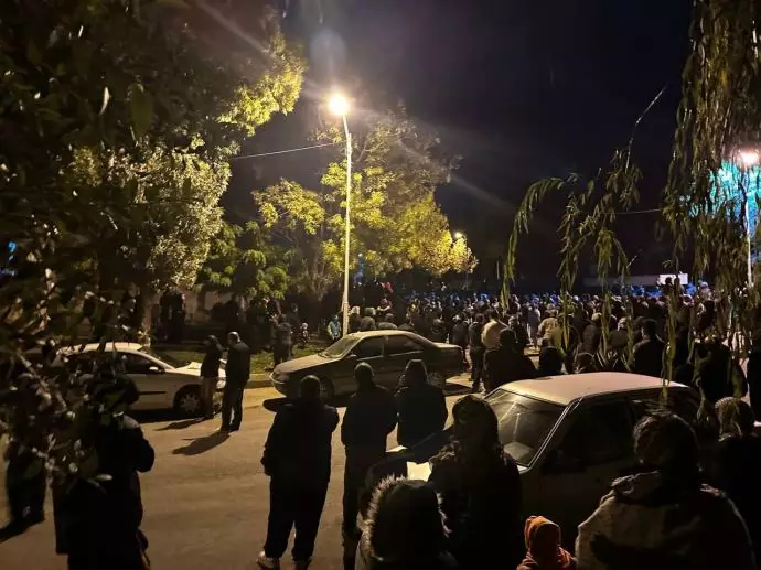 تجمع هزاران تن از مردم مهاباد در برابر خانه شهید قیام فایق مام قادری - 1