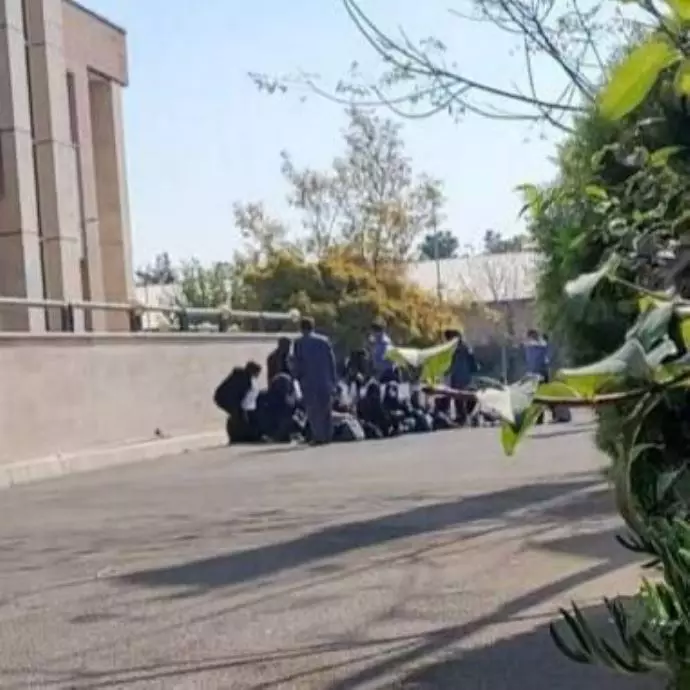 -تهران - تحصن دانشجویان پردیس شمالی دانشگاه تهران روبه‌روی ساختمان دانشکده ادبیات و زبانهای خارجی -۱۴آبان