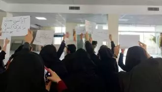 تهران - تحصن دانشجویان دانشکده روانشناسی خوارزمی - آنها روی پلاکاردشان نوشتند آیا کسی هست مرا یاری کند؟ #عاشورا - ۲۹آبان