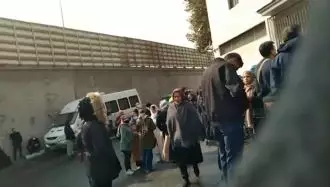 تجمع خانواده‌های بازداشت‌شدگان مقابل اوین - ۲۱آبان ۱۴۰۱
