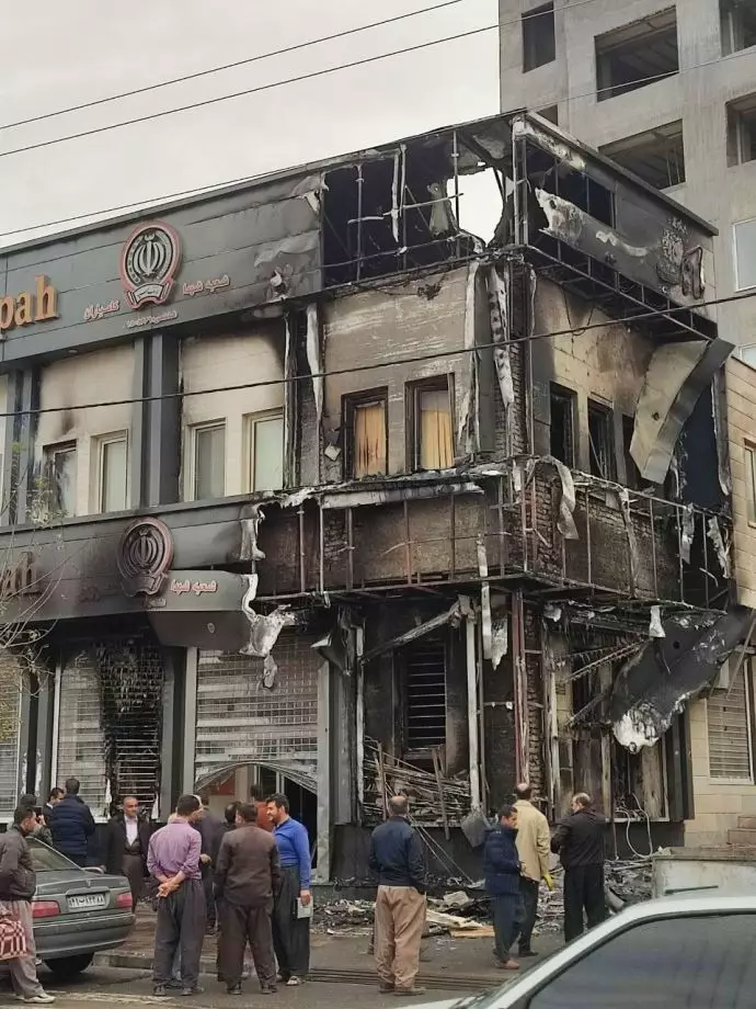 -کامیاران - آتش زدن بانک حکومتی سپه توسط مردم و جوانان در جریان خوشحالی مردم پس از باخت تیم خامنه‌ای - چهارشنبه ۹ آذر ۱۴۰۱