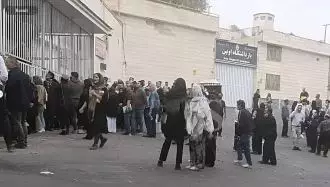 تهران تجمع خانواده زندانیان و دستگیر شدگان قیام جلوی اوین 