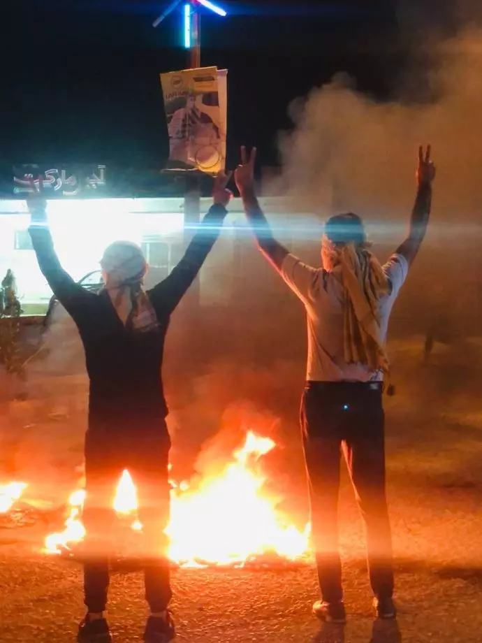 -پدل بندر لنگه - تصویری زیبا از جوانان شورشی و قهرمان پدل با علامت پیروزی -۱۳آبان
