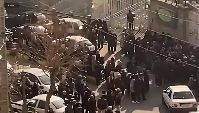 تجمع خانواده‌های دستگیر شدگان قیام در برابر زندان اوین