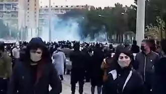 جنگ و گریز در چهلم مهسا موگویی در فولادشهر اصفهان