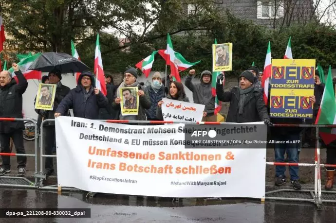 تظاهرات هواداران شورای ملی مقاومت ایران در مقابل سفارت ایران در برلین - 1