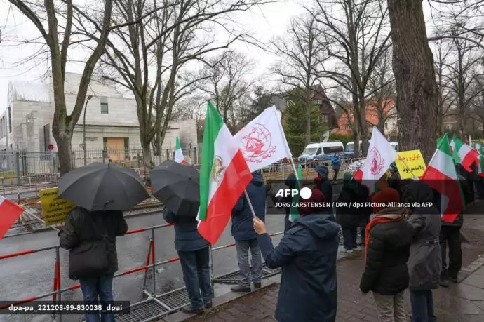 تظاهرات هواداران شورای ملی مقاومت ایران در مقابل سفارت ایران در برلین - 2
