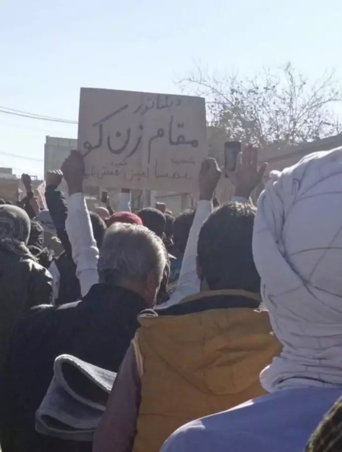 -زاهدان - تظاهر کنندگان پلاکاردی اعتراضی در دست گرفتند که روی آن نوشته است: مقام زن کو؟ - ۲۵آذر - 0
